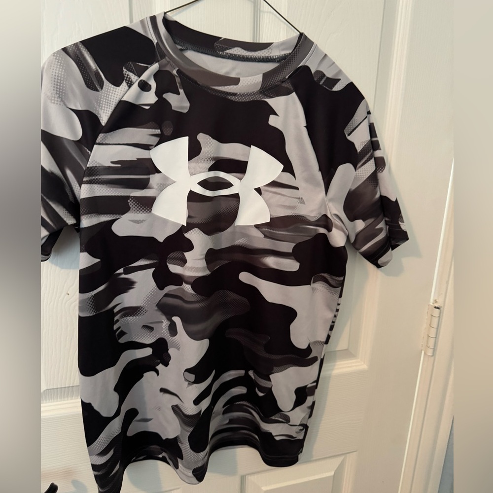 Under Armour Boy’s Black and Gray Camo Shirt